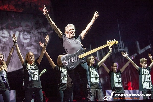 viele gesichter - Fotos: Roger Waters spektakuläre Inszenierung von "The Wall" in Frankfurt 