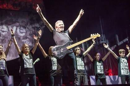 viele gesichter - Fotos: Roger Waters spektakuläre Inszenierung von "The Wall" in Frankfurt 